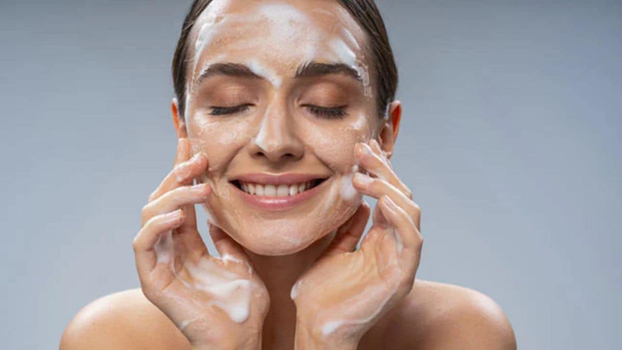 Face Wash करने का सही तरीका क्या है? स्किन एक्सपर्ट ने बताया कितना फेस वॉश लें और एक दिन में कितनी बार मुंह धोना चाहिए