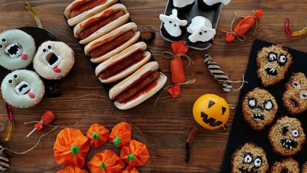 Hosting A Halloween Party? These Spooky Snacks Take Less Than 5 Minutes
