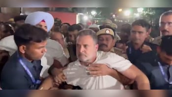 Rahul Gandhi Removed By Police, Congress MPs Moved To Buses Amid High-Stakes Protest Outside EC Office | Watch