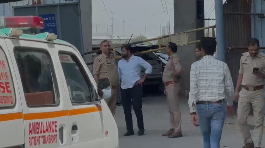 घटनास्थल पर पहुंची पुलिस की टीम. घटनास्थल पर पहुंची पुलिस की टीम.