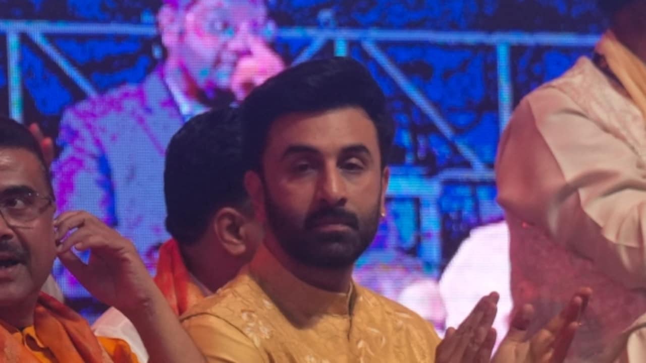 कोलकाता के एक दुर्गा पूजा पांडाल में पहुंचे पश्चिम बंगाल के मुख्यमंत्री सुवेंदू अधिकारी और फिल्म अभिनेता रणवीर कपूर.