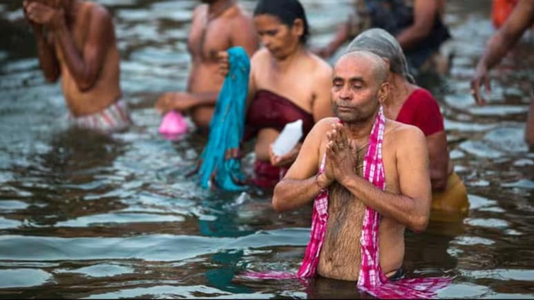 क्या कार्तिक स्नान में रोज सिर धोना जरूरी है? जानें कार्तिक स्नान के क्या हैं नियम