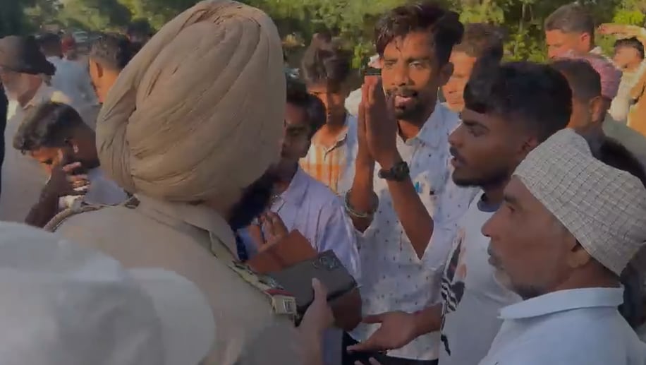 घटनास्थल पर आक्रोशित लोगों को समझाने की कोशिश करते जवान.