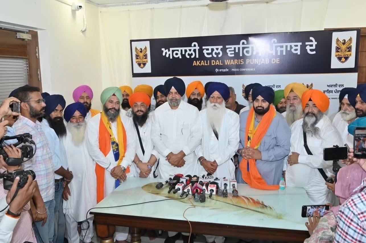 Gill Raunta (in grey shirt) with Akali Dal (Waris Punjab De) leaders in Mohali. Gill Raunta (in grey shirt) with Akali Dal (Waris Punjab De) leaders in Mohali.