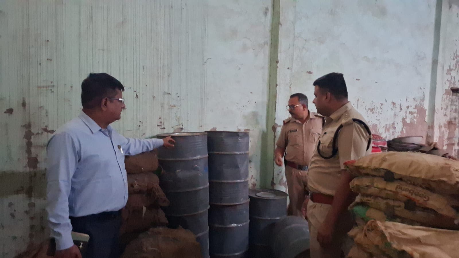 पुलिस की टीम कार्रवाई करते हुए