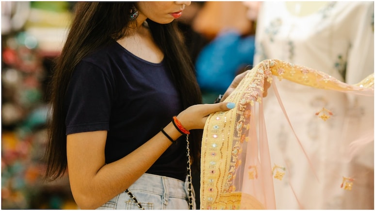 'भैया सबसे महंगी साड़ी दिखाओ', टशन-टशन में महिला ने लुटा दिए 29 हजार रुपये, ऑनलाइन कीमत देख उड़े होश