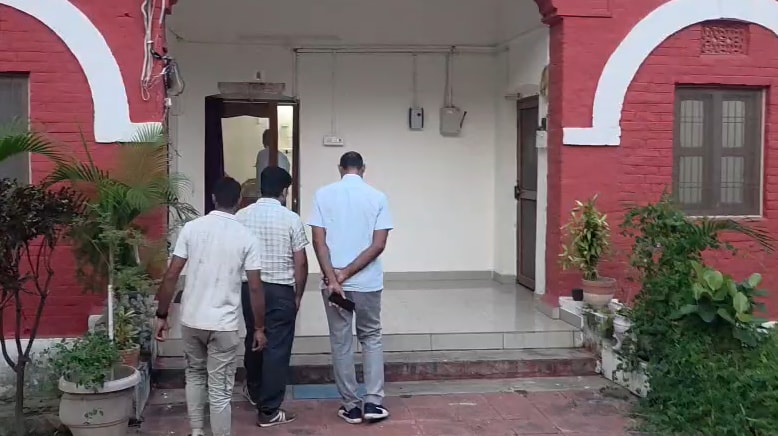 छापेमारी के लिए जाती टीम. छापेमारी के लिए जाती टीम.