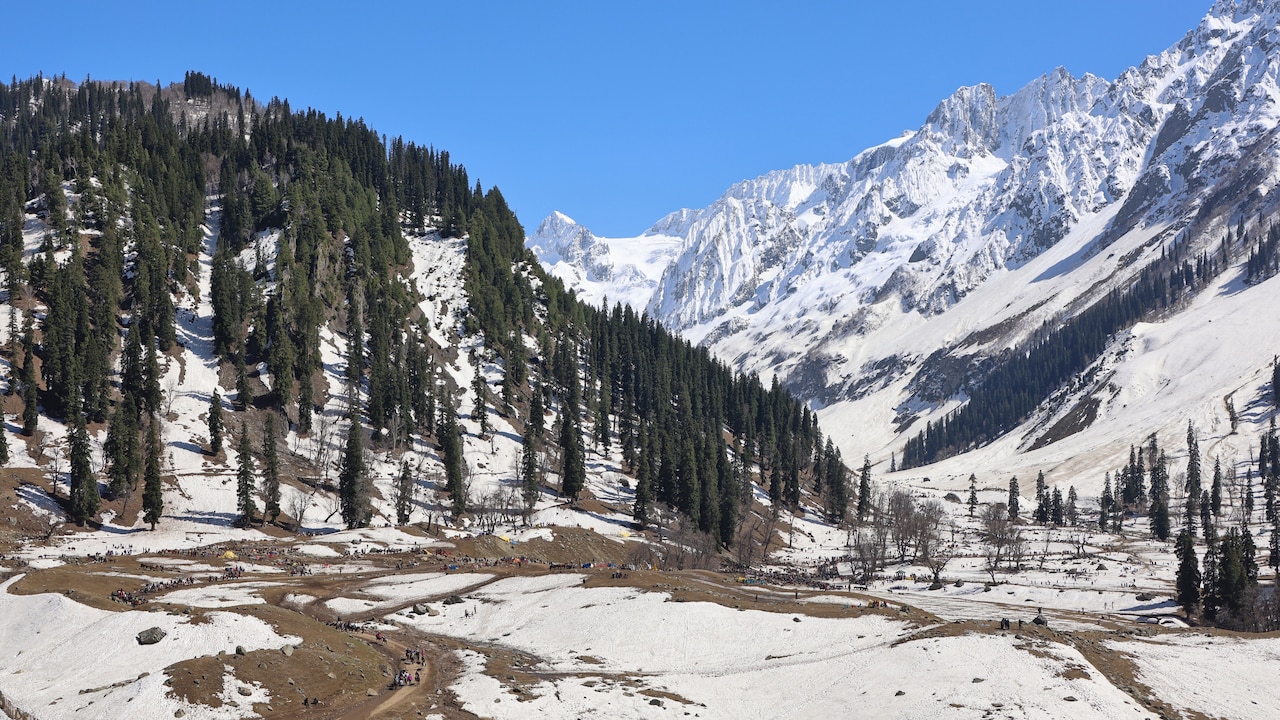 Higher Reaches Of Kashmir Witness Fresh Snowfall Transforming Region Into Winter Wonderland