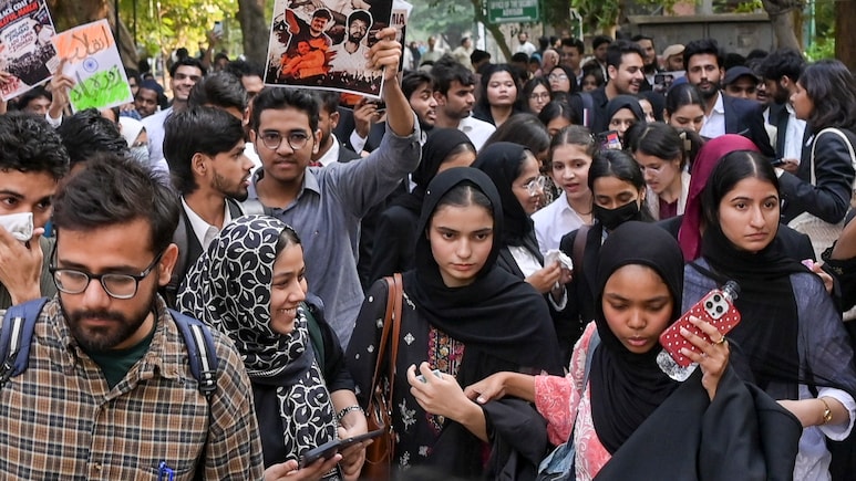 Jamia Millia Islamia Tensions Rise As Student Protest Continues, Classes Go Online