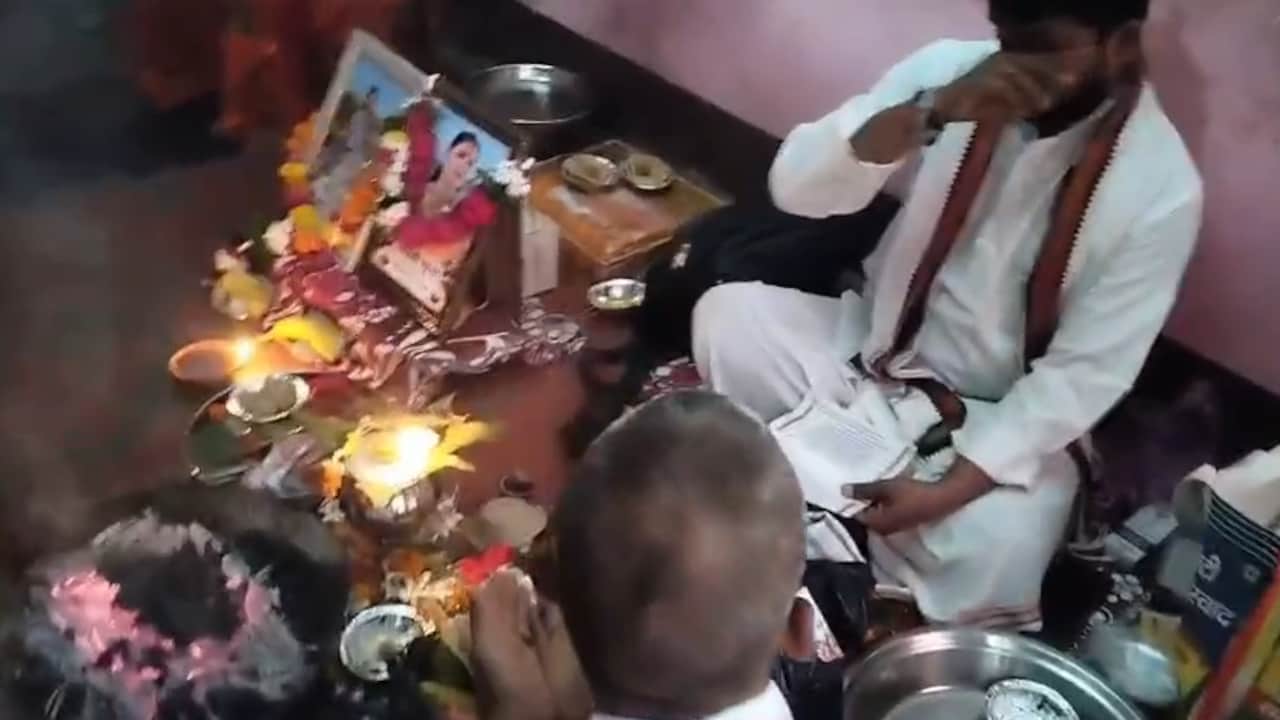 बॉयफ्रेंड संग घर से भागी बेटी तो सदमे में मां की मौत, पिता ने जिंदा बेटी का किया पिंडदान और तेरहवीं
