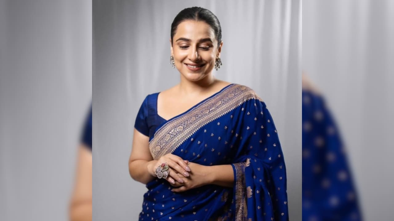 नवरात्रि के चौथे दिन विद्या बालन ने रॉयल ब्लू साड़ी में बिखेरा जलवा, मां कूष्मांडा को समर्पित किया अपना पारंपरिक शाही लुक