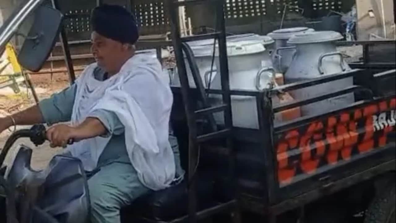 अपने ग्राहकों तक दूध पहुंचाने का काम करमजीत खुद करती हैं. इस काम में वो देर रात तक व्यस्त रहती हैं. अपने ग्राहकों तक दूध पहुंचाने का काम करमजीत खुद करती हैं. इस काम में वो देर रात तक व्यस्त रहती हैं.