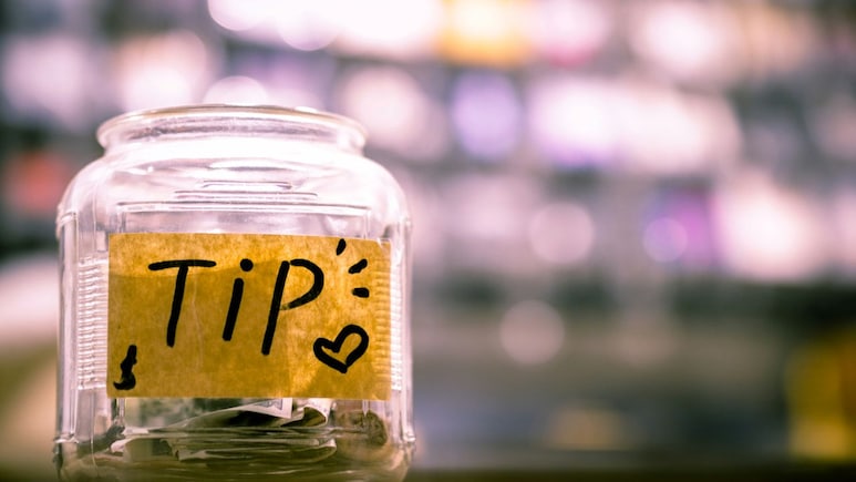 'Hope This Stupid Tipping Culture Never Becomes The Norm In India,' Woman Sparks Debate On Reddit