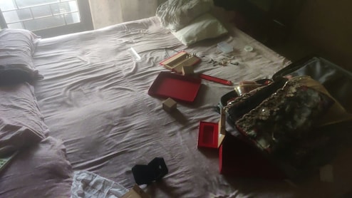 नोएडा की पॉश सोसायटी में 2 करोड़ की चोरी, फ्लैट से सोने के हार, चूड़ियां, अंगूठियां, बिस्किट, गिन्नी, 2 किलो चांदी चुरा ले गए