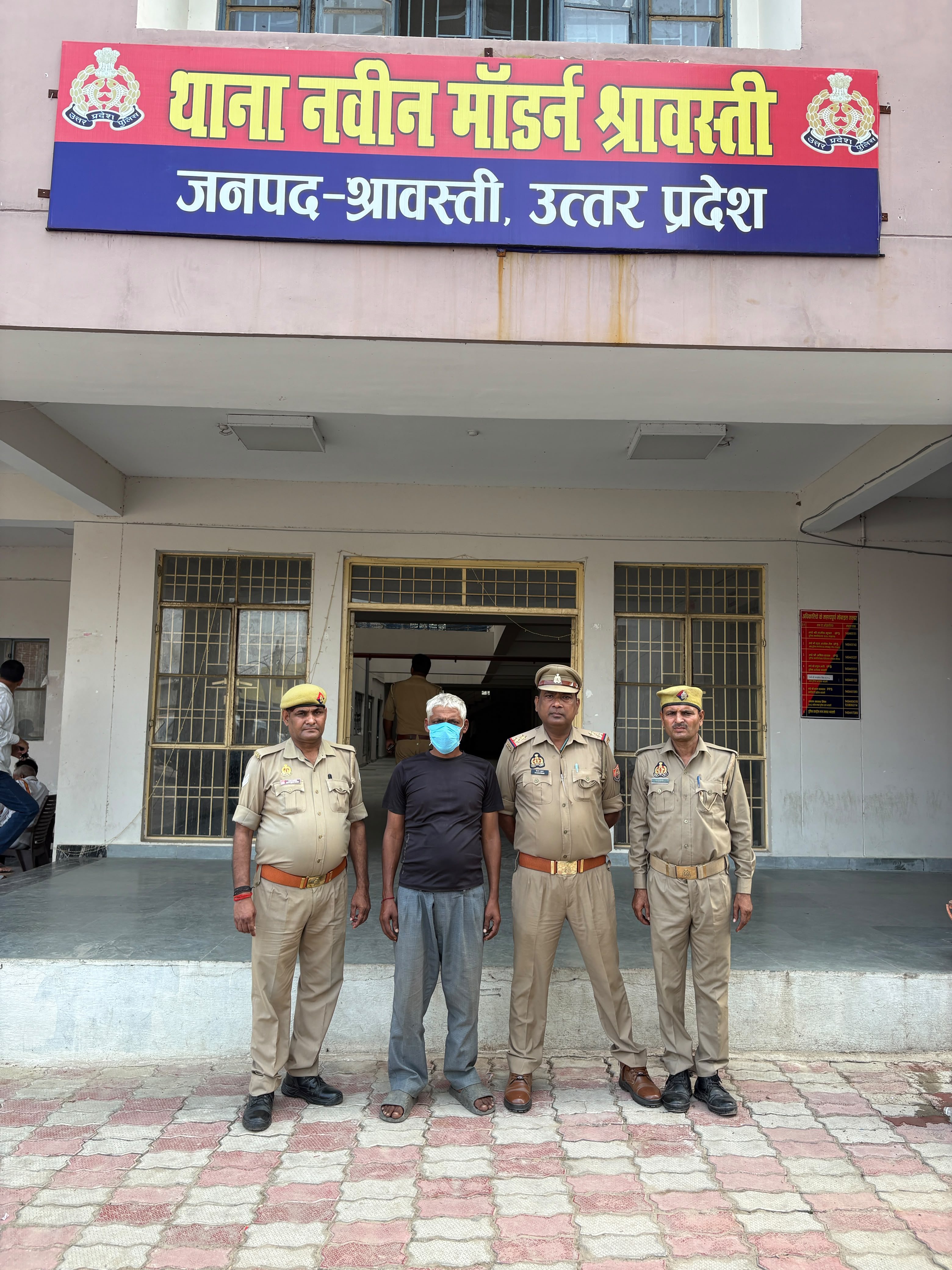 पुलिस गिरफ्त में आरोपी.