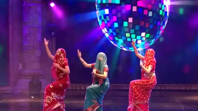 सिर पर पल्लू लेकर तीन बहुओं ने जवानी जानेमन पर किया जबरदस्त डांस, लोग बोले ऐसे संस्कारों की जय, देखें वीडियो