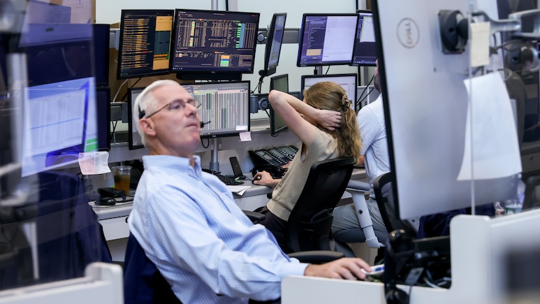 Wall Street Highlights: S&P 500 Climbs As Big Bank Stocks Rally, SpaceX Results Loom