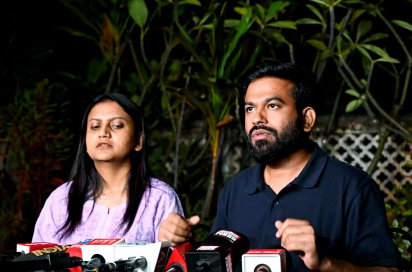 सीजेपी के संस्थापक अभिजीत दीपके कानूनी प्रमुख रत्ना सिंह के साथ एक संवाददाता सम्मेलन को संबोधित कर रहे हैं 