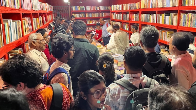 दुर्गा पूजा में सीपीआई-एम के बुक स्टॉलों पर उमड़ी ग्राहकों की भीड़, पिछले साल के मुकाबले बिक्री दो गुनी हुई