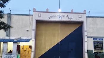 Tamil Nadu Jailbreak: 17 Inmates Escape Theni Sub-Jail, One Arrested; Border Checks Intensified