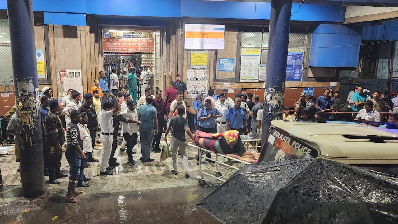 LIVE: कोलकाता दुर्गा पूजा पंडाल में भगदड़, 17 की मौत; घायलों से मिलने अस्पताल पहुंचे CM