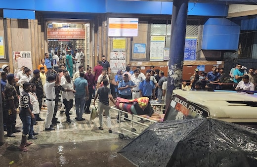 Kolkata stampede LIVE: PM मोदी ने जताया दुख, 2-2 लाख रुपए के मुआवजे का ऐलान; हेल्पलाइन नंबर भी जारी