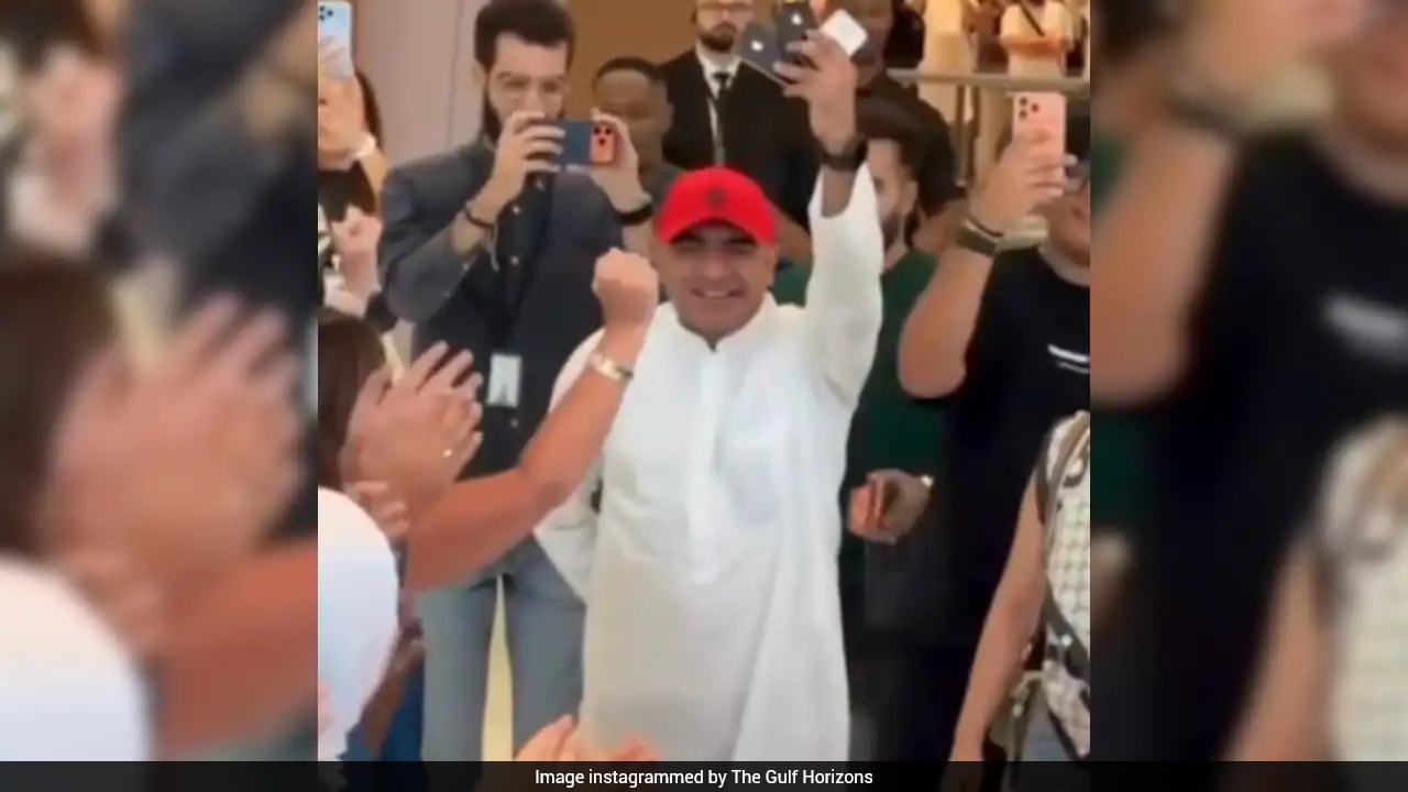 Dubai Apple Fan Brings 53 Old iPhones To Store To Collect New Foldable Phone