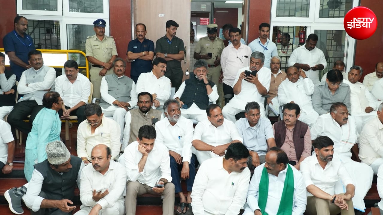 SIR पर कर्नाटक में घमासान, CM डीके शिवकुमार के धरने के बाद EC का बड़ा फैसला, फॉर्म-7 की होगी पड़ताल