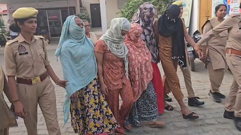 झांसी में नग्न होकर प्रदर्शन कर रहे 5 किन्नर गिरफ्तार, सड़क पर हंगामा कर ट्रैफिक रोका, लोगों से मारपीट की