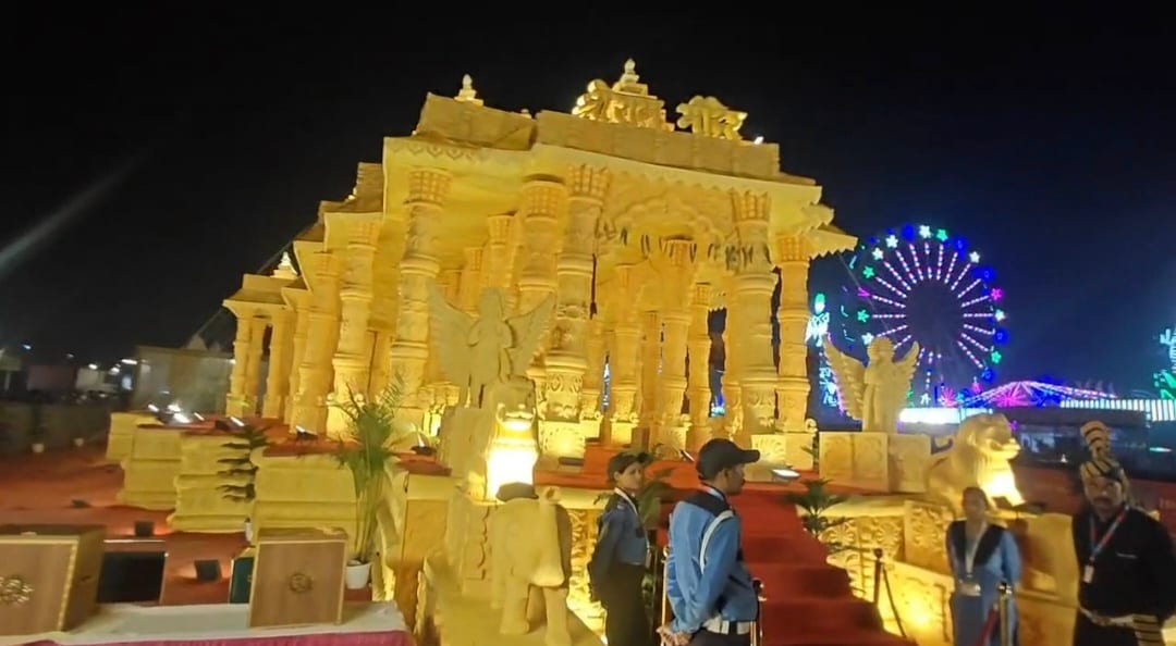 राम मंदिर जैसी झांकी नोएडा में सजी