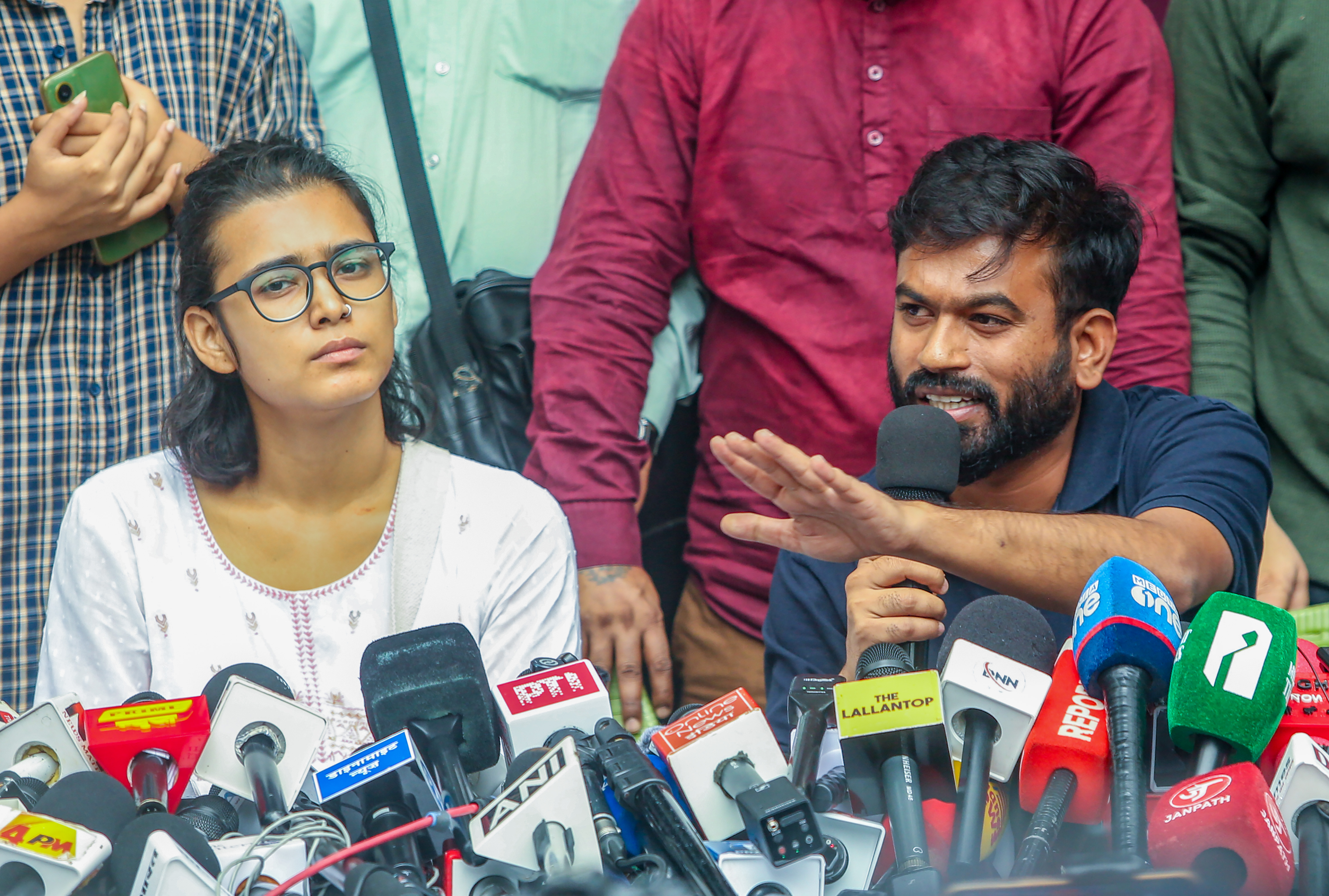 अभिजीत दीपके को दिल्ली पुलिस ने किया प्रिवेंटिव अरेस्ट, नेहा बोरा को कार्रवाई के बाद छोड़ा