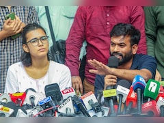 अभिजीत दीपके को दिल्ली पुलिस ने किया प्रिवेंटिव अरेस्ट, नेहा बोरा को कार्रवाई के बाद छोड़ा