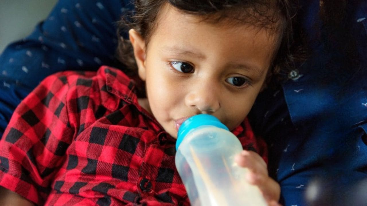 बच्चे को बोतल से दूध कब तक पिलाना चाहिए? एक्सपर्ट से जानें बच्चे की बोतल को कैसे छुड़ाएं