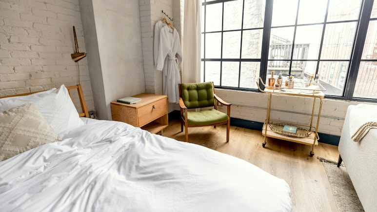 Keep AC Above 22C': European Airbnb Host's Strict Rules Divide The Internet