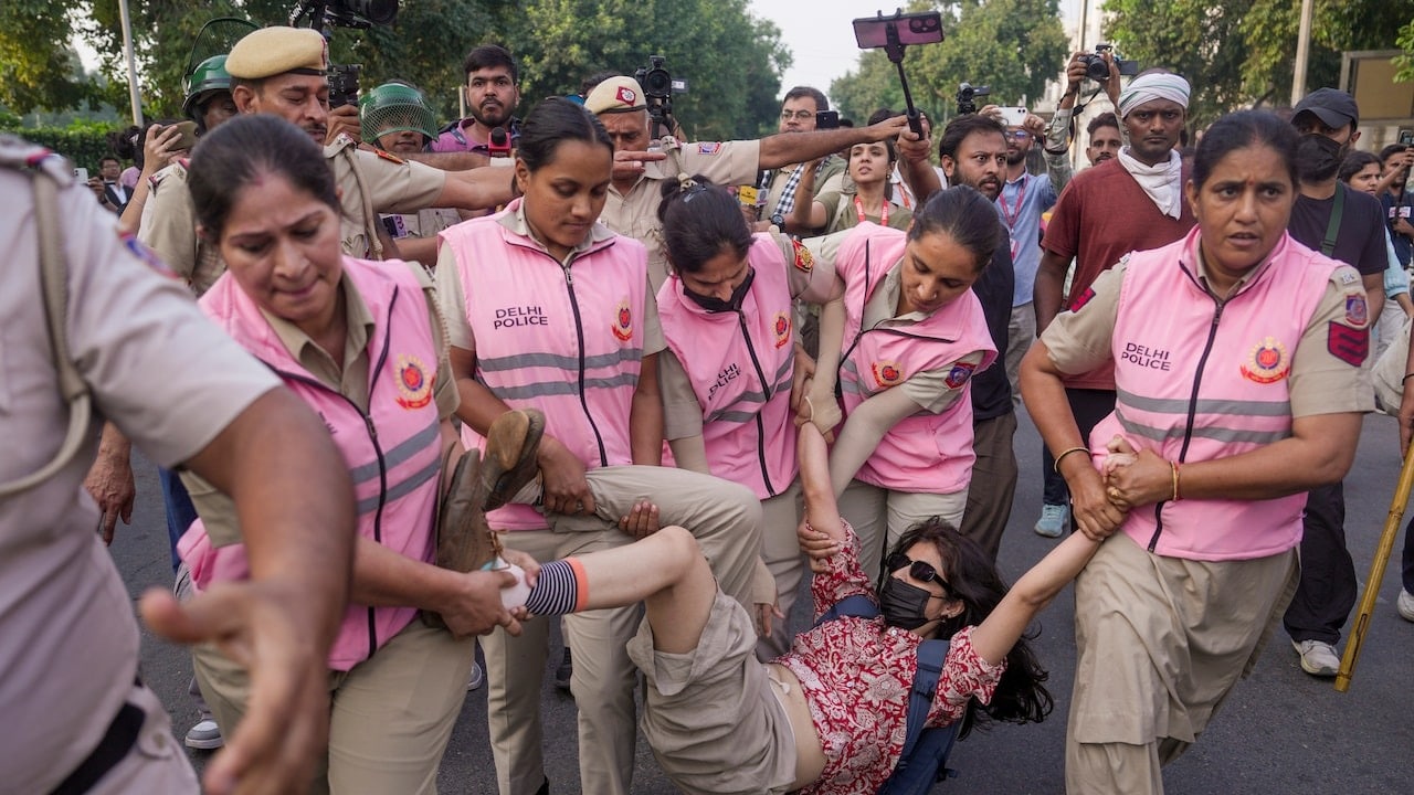 नई दिल्ली में शनिवार, 10 अक्टूबर को मुख्य चुनाव आयुक्त (CEC) ज्ञानेश कुमार के इस्तीफे की मांग कर रहे एक प्रदर्शनकारी को हिरासत में लेती पुलिस. 