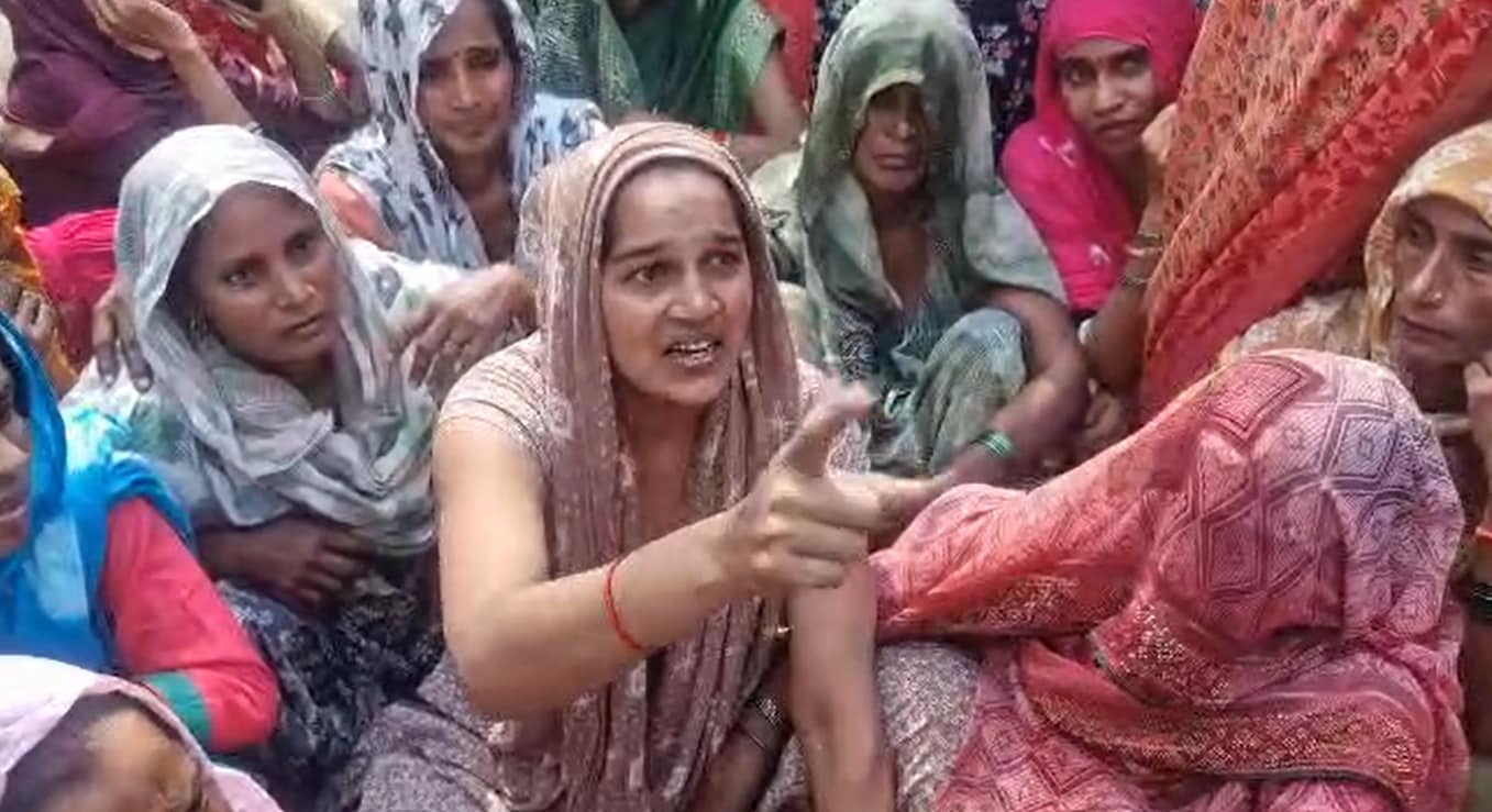 देवर के पूरे परिवार की मौत के बाद बुलंदशहर से आई नीरज ने सास पर गंभीर आरोप लगाए. देवर के पूरे परिवार की मौत के बाद बुलंदशहर से आई नीरज ने सास पर गंभीर आरोप लगाए.