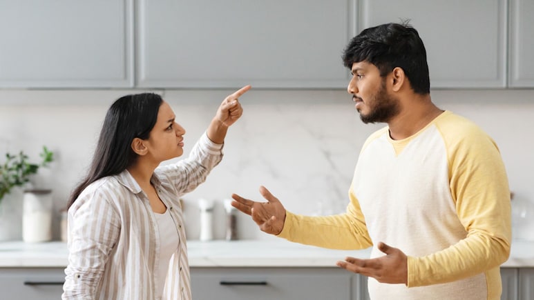 Relationship Tips: पति-पत्नी के बीच छोटी-छोटी बातों पर बहस क्यों होती है? बातचीत के तरीके में करें ये बदलाव