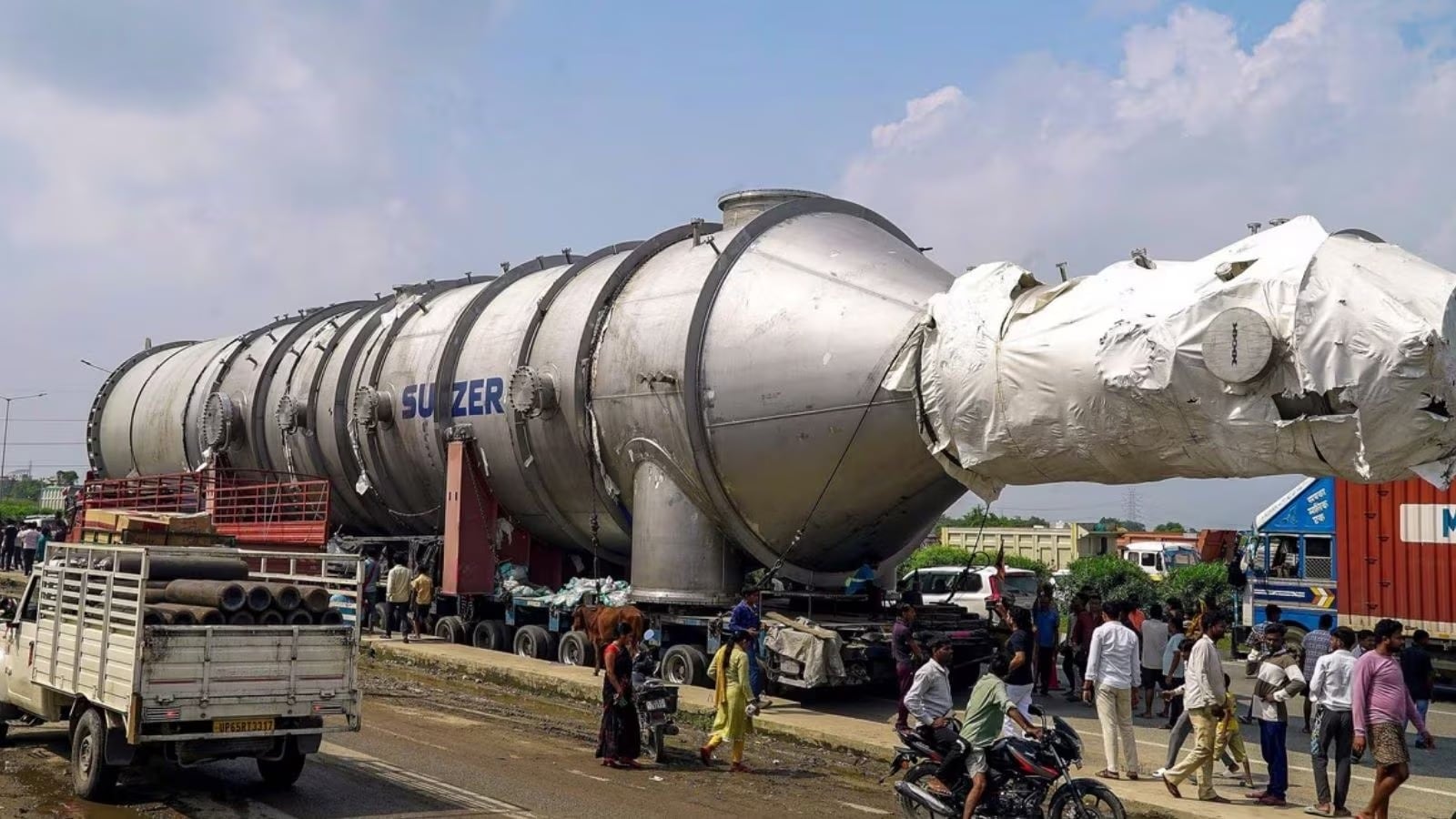 308 Wheels Truck: 8 मीटर ऊंचा और 41 मीटर लंबा ये ट्रक जहां से भी गुजर रहा है वहां लोगों की भीड़ जुट रही है.