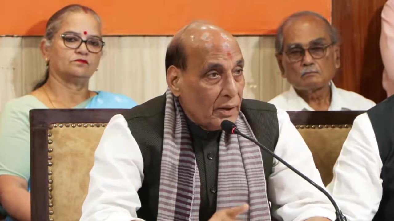 LIVE: कांग्रेस ने चुनाव आयोग को कठपुतली बना रखा था... विपक्ष पर रक्षा मंत्री राजनाथ सिंह का हमला