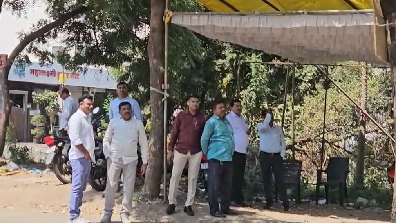 अभिजीत दीपके के घर बाहर सिविल ड्रेस में पुलिस अभिजीत दीपके के घर बाहर सिविल ड्रेस में पुलिस