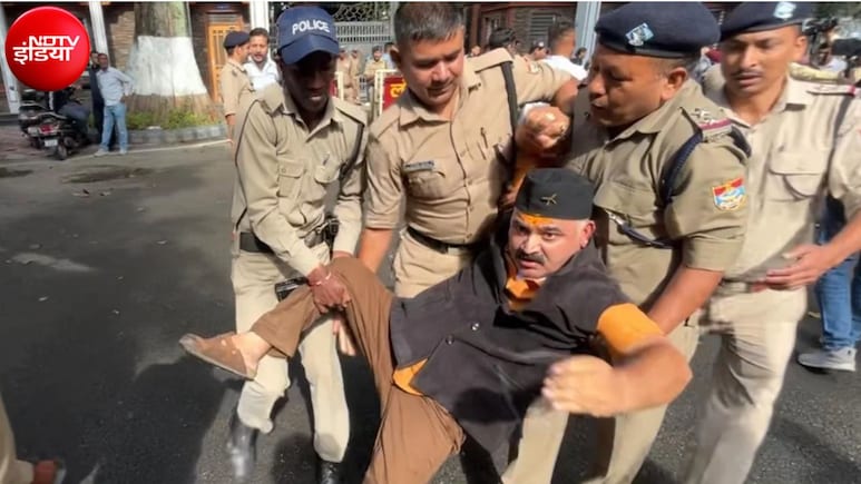 अंकिता भंडारी मामले पर राजभवन घेरने पहुंचे कांग्रेस नेता, देहरादून में जोरदार प्रदर्शन