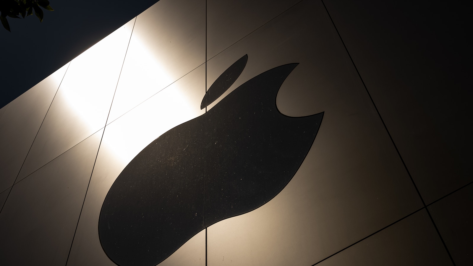 Apple to Tighten Mac Data Controls in Guard Against AI Agents