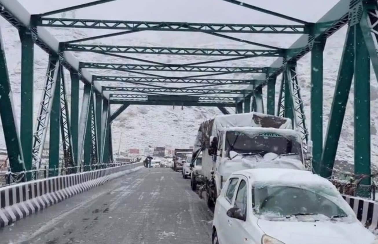 पुल पर जाम, वाहनों की कतार
