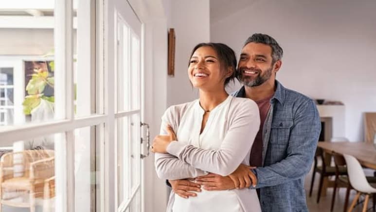 Relationship Tips: शादी के 10 साल बाद भी रिश्ते में बनाए रखना है रोमांस, तो अपनाएं ये छोटी आदतें
