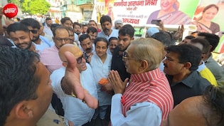 इधर आराधना मिश्रा ने संभाला काम और उधर बवाल, चल गए जूते; अजय राय को हाथ जोड़कर मनाते रहे प्रमोद तिवारी- VIDEO