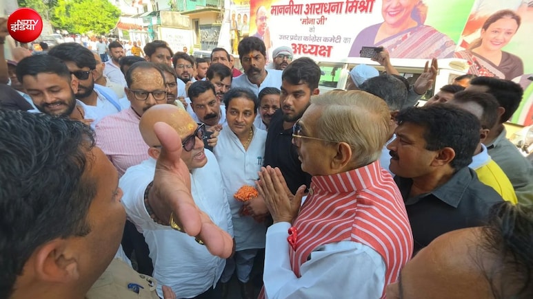 इधर आराधना मिश्रा ने संभाला काम और उधर बवाल, चल गए जूते; अजय राय को हाथ जोड़कर मनाते रहे प्रमोद तिवारी- VIDEO