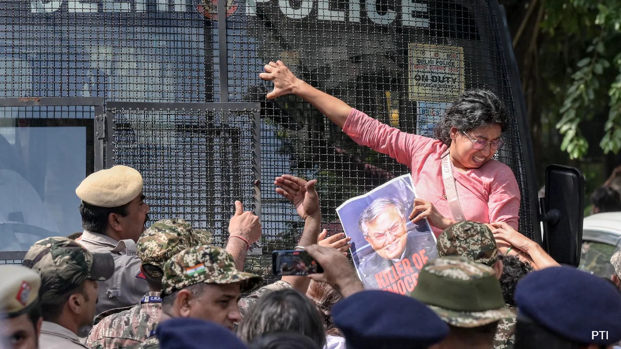 Delhi Police Detain 1,000 Over Jantar Mantar Protest Against Poll Body Chief