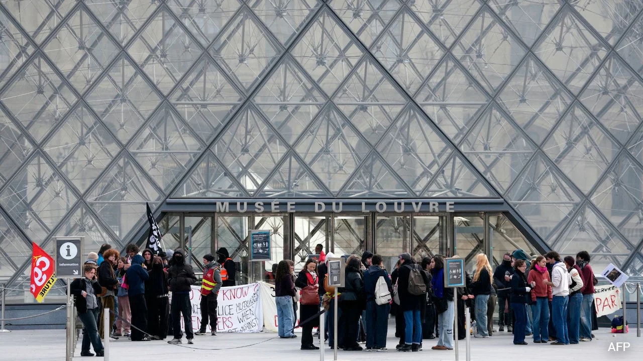 Protesters Block Entrance To France's Iconic Louvre Museum
