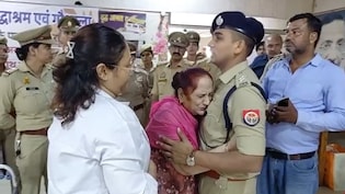 IPS बजरंग प्रसाद से लिपटकर रोने लगी बुजुर्ग महिला, बोलीं- आप ही सहारा हैं, पूरा आगरा वृद्धाश्रम हुआ भावुक