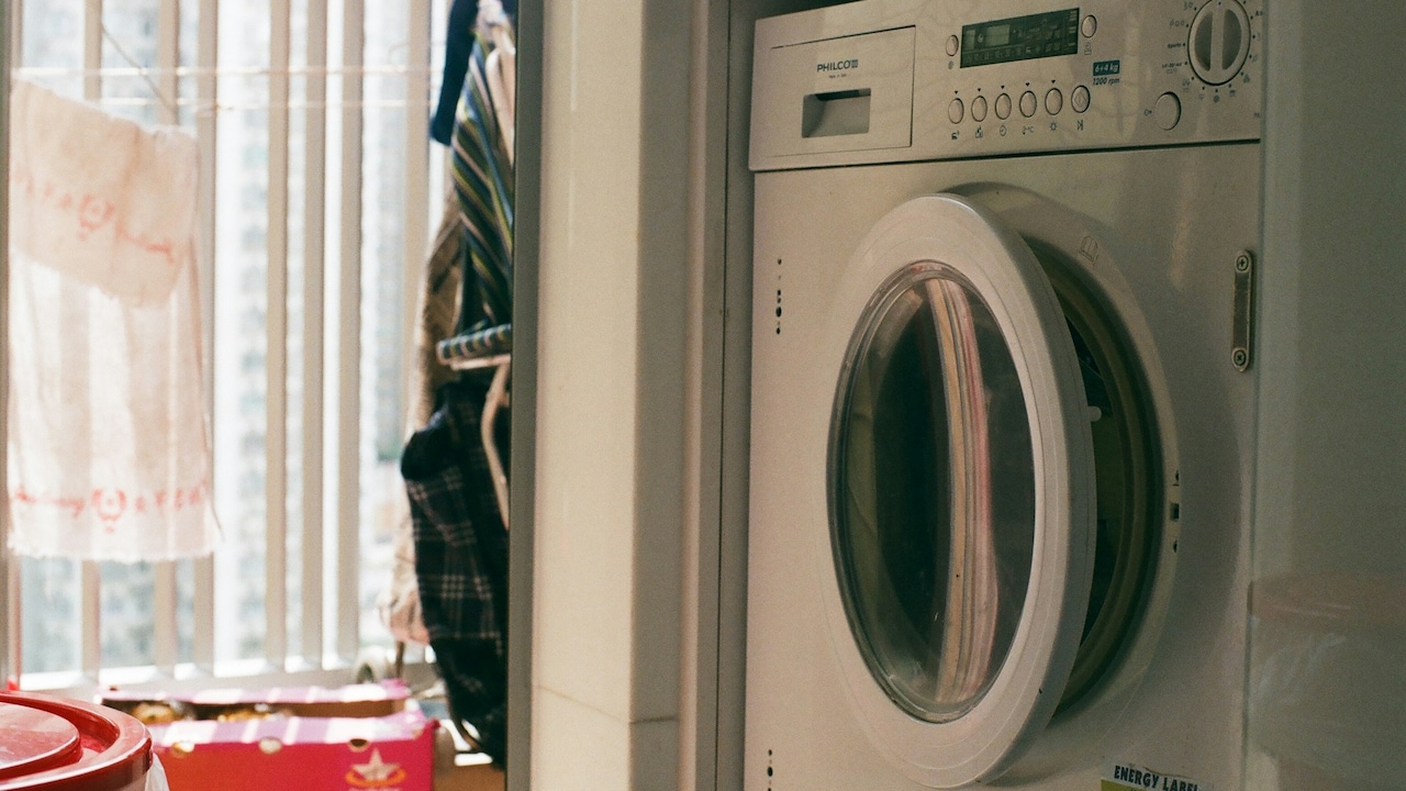 Ensure that the machine can handle bedsheets easily
